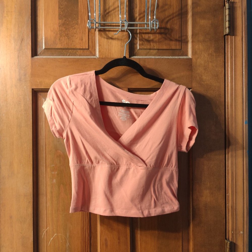 Coral cropped vneck shirt